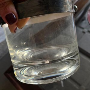 Hielera de Vidrio con Bordes y Asas Metálicas - imagen 2