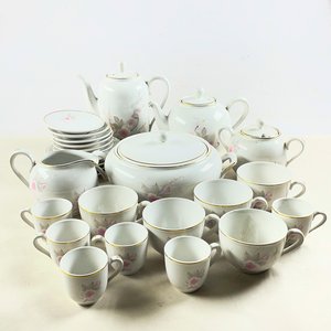 Lote anterior: Juego de Vajilla de Porcelana Blanca con Flores Rosas y Bordes Dorados
