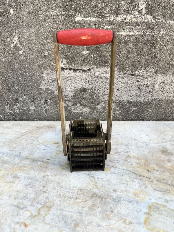 Máquina para cortar alimentos en bastones de chapa galvanizada con mango de madera inglesa - imagen 3