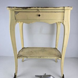Mesa Auxiliar Francesa Estilo Luis XV con Detalles en Bronce - imagen 1