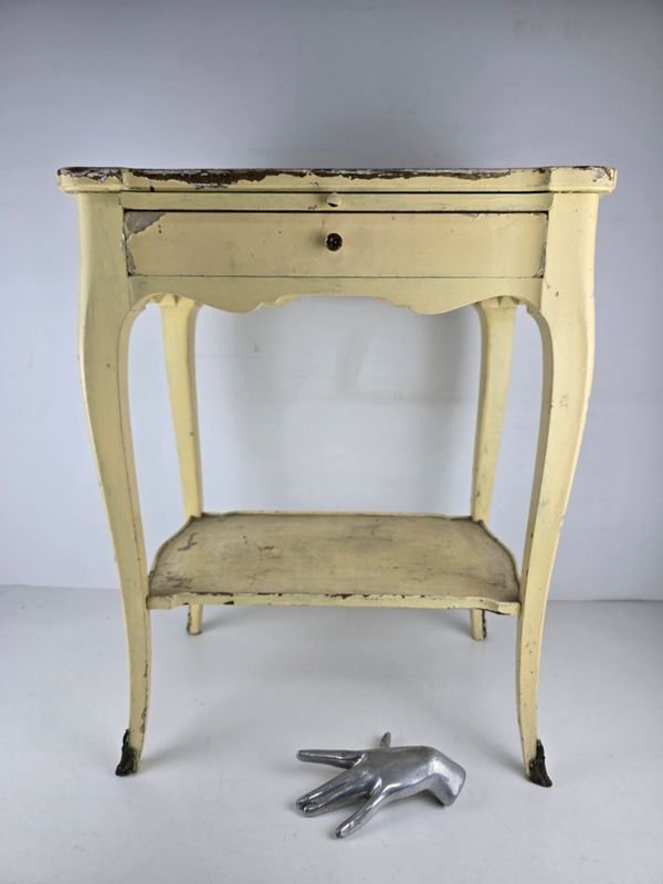 Mesa Auxiliar Francesa Estilo Luis XV con Detalles en Bronce