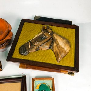Lote de Adornos Vintage: Frascos de Madera, Busto de Caballo y Cuadritos - imagen 3