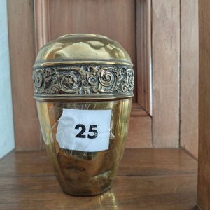 Lote siguiente: Florero Jarrón de Bronce con Trabajo Ornamental
