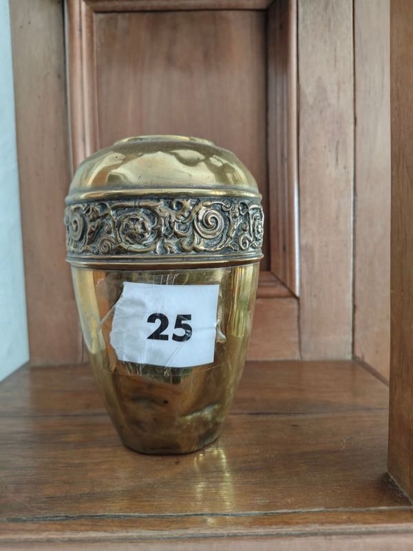 Florero Jarrón de Bronce con Trabajo Ornamental