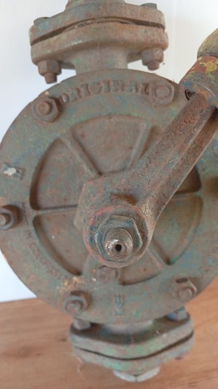 Bomba de Agua Antigua - Pieza Histórica - imagen 4