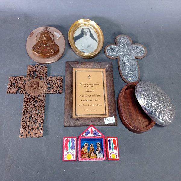 Lote de Adornos Religiosos: Cruces, Cuadro y Alhajero - imagen 1