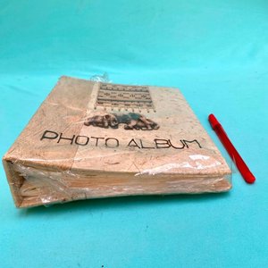 álbum para fotografías artesanal con una cubierta rústica de color marrón, decorada con elefantes y demas  . Sin uso..  artesanal. Indonesia. 37 x 30 cm. - imagen 3