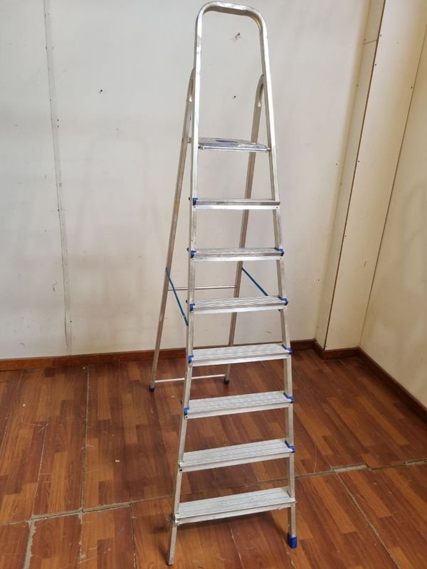 Escalera Plegable de 8 Escalones en Metal - imagen 2
