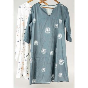 Dos Vestidos Estampados Talle L: Manga Corta Gris y Manga Larga Blanco - imagen 2