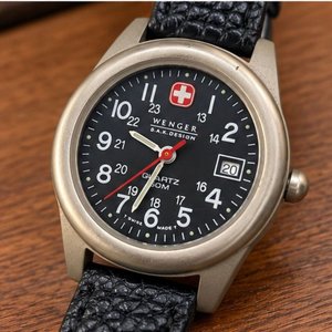 Reloj Wenger S.A.K. Design Swiss Made Esfera Negra con Calendario - imagen 4