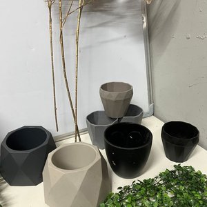 Canasto Plástico Beige con 7 Macetas Geométricas y Flores Artificiales Doradas - imagen 4