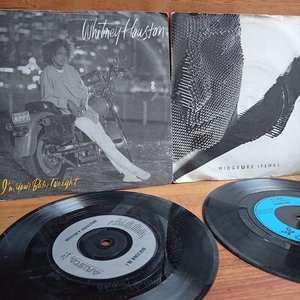 Lote siguiente: Dos Discos Simples Vinilo: Whitney Houston y Midge Ure