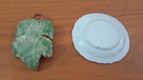 Platillo y adorno en forma de uvas de porcelana - imagen 2