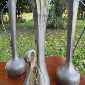 3 jarrones de adorno soliflore en peltre con un estilo Art deco y una cruz con un botafumeiro representativo de la catedral de Santiago de Compostela. - imagen 2