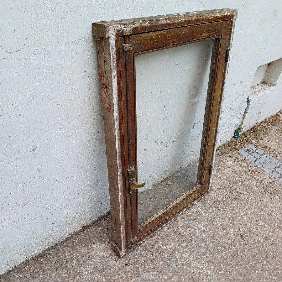Ventana de madera antigua con falleba y marco - imagen 5