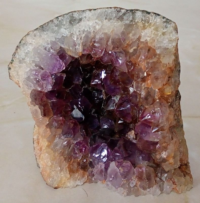 Geoda Natural de Ametrino (Bolivianita) con Cristales de Amatista y Citrino