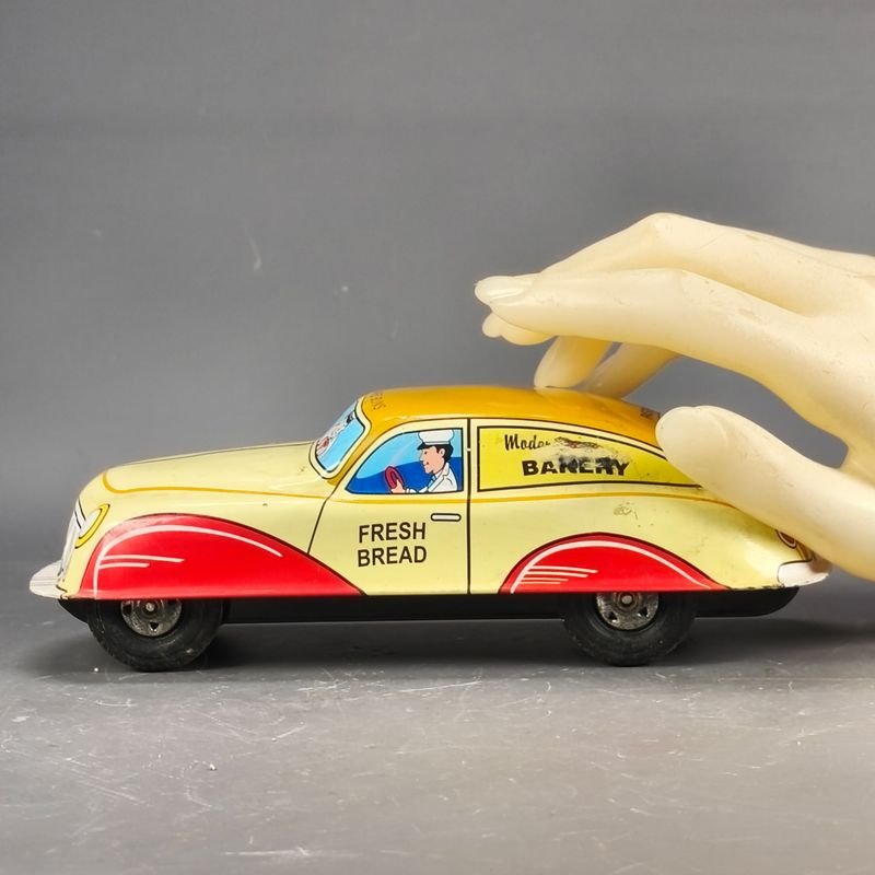 Coche de juguete vintage con diseño litografiado y fricción - imagen 4