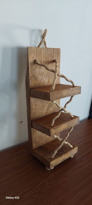 Estantería para vinos artesanales en madera de árbol - imagen 3