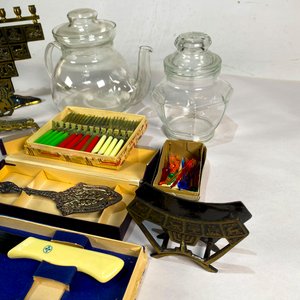 Lote de Artículos Varios: Menorá, Jarros de Vidrio, Cuchillos y Accesorios - imagen 4