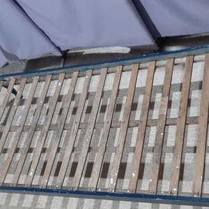 Cama de 1 Plaza con Detalles Torneados en Madera Azul - imagen 3