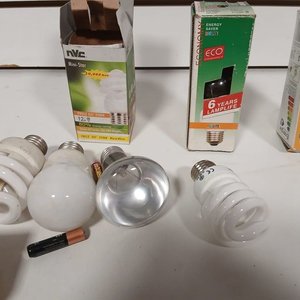 Lote de 13 piezas: 9 Lámparas y 4 Llaves Térmicas - imagen 3