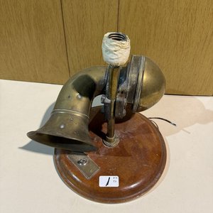 Lámpara Portátil Antigua con Bocina Bosch de Madera y Bronce - imagen 9