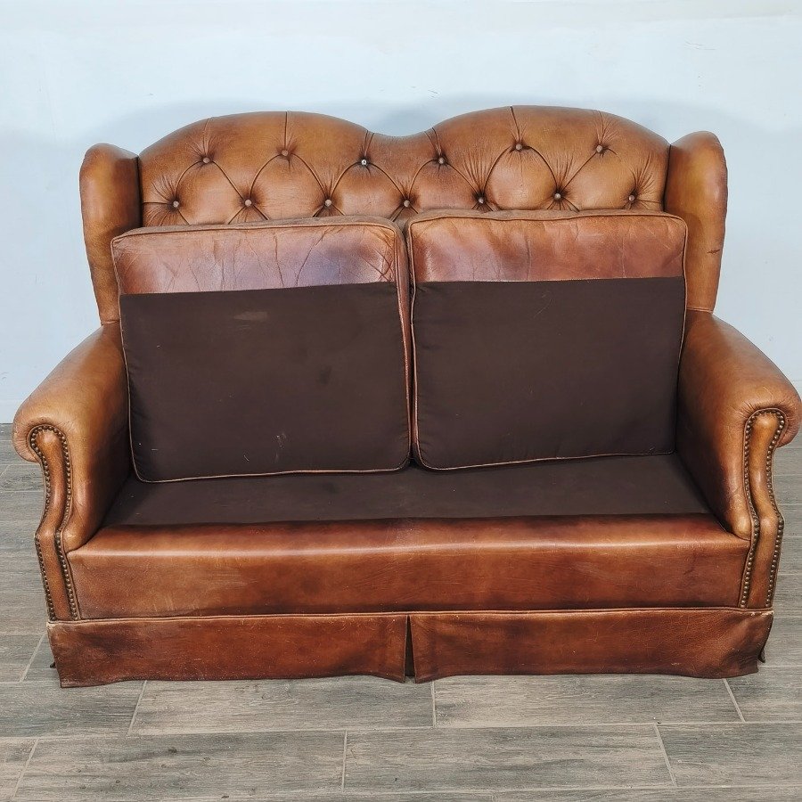 Sillón de cuero natural con respaldo capitoneado y almohadones desgastados - imagen 10