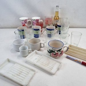 Lote siguiente: Lote Variado de 28 Piezas: Vasos, Tazas y Bandejas de Cerámica y Vidrio