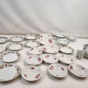Lote de Vajilla Surtida "Olmos" Porcelana Uruguaya y "Made in China" con Decoración Floral - imagen 4