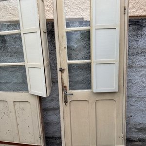 Dos Puertas de Madera con Postigones, Marcos y Llaves - imagen 7
