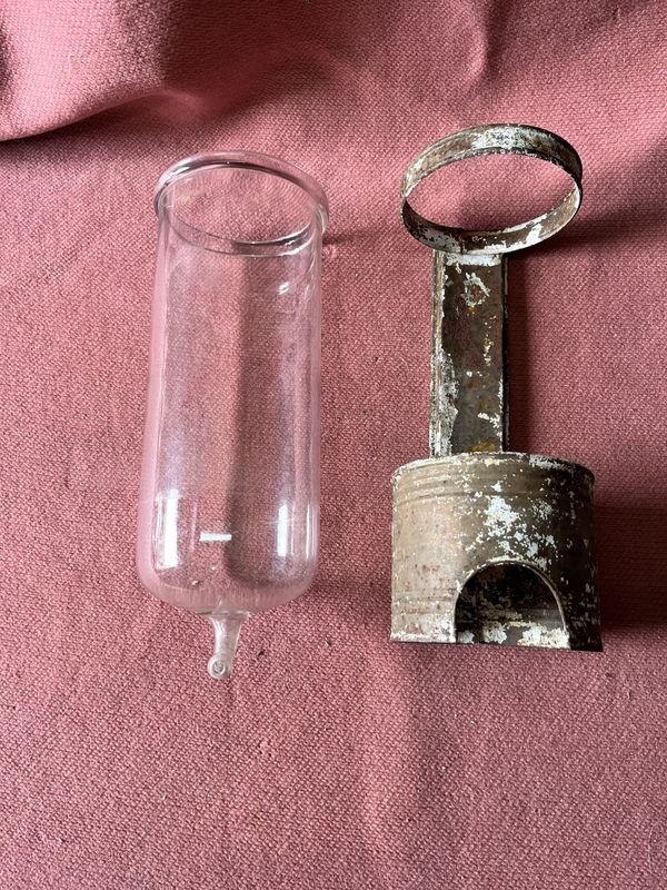 Antiguo frasco de vidrio y chapa de insumo médico para venta - imagen 3