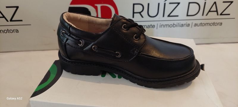 Calzado de talla 30 en excelente condición - imagen 2