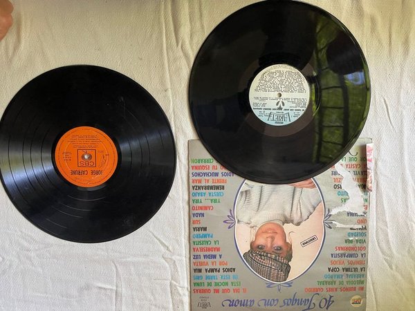 Lote de 2 Discos de Vinilo Usados - "40 Tangos con Amor" y Jorge Cafrune