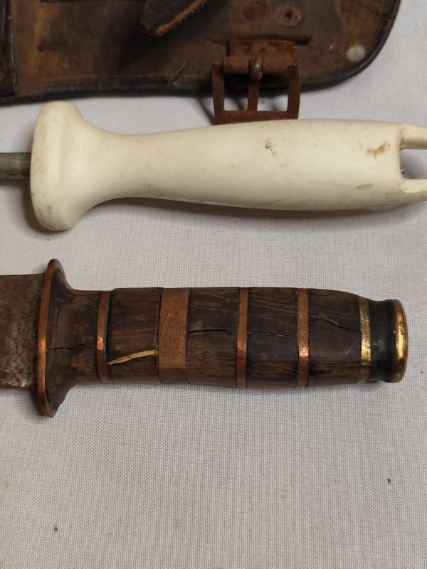Antiguo Cuchillo con Mango de Bronce y Madera, Vaina y Chaira - imagen 5