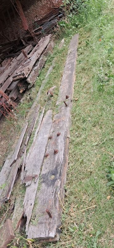 Vagón de tren y larguero en mal estado - imagen 9