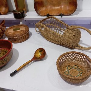 Lote de 13 piezas: Fuentes de madera, cuencos, canastas y adornos - imagen 6