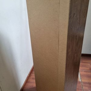 Mueble Blanco y Castaño con Puertas y Estantes - imagen 4