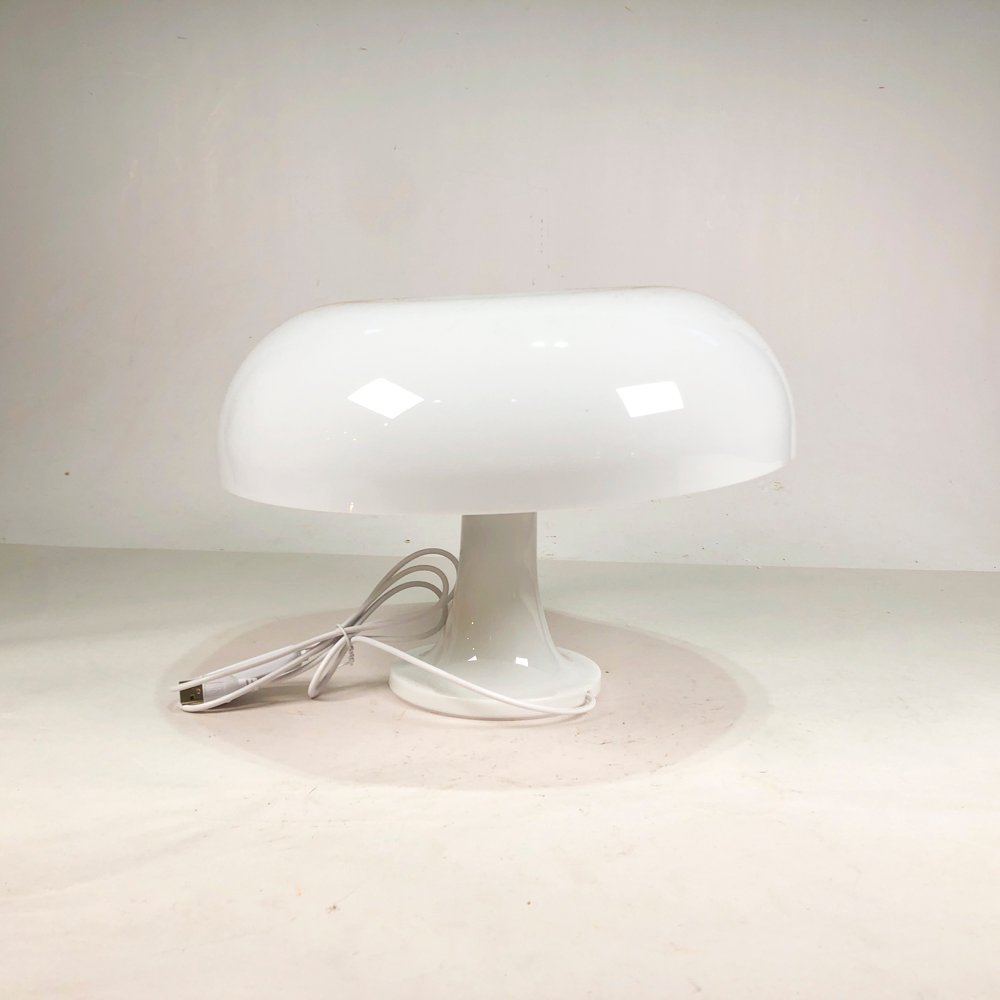 Lote anterior: Lámpara de sobremesa en melamina color blanco con touch