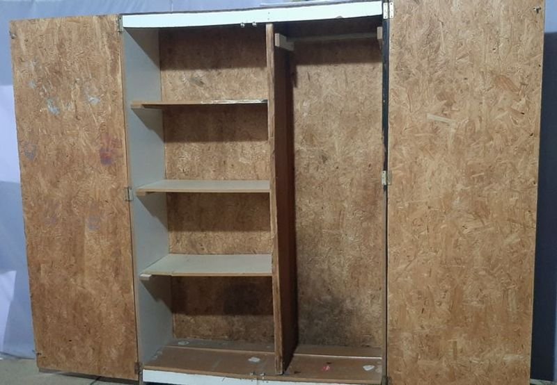 Mueble de MDF y compensado, dos puertas - imagen 3