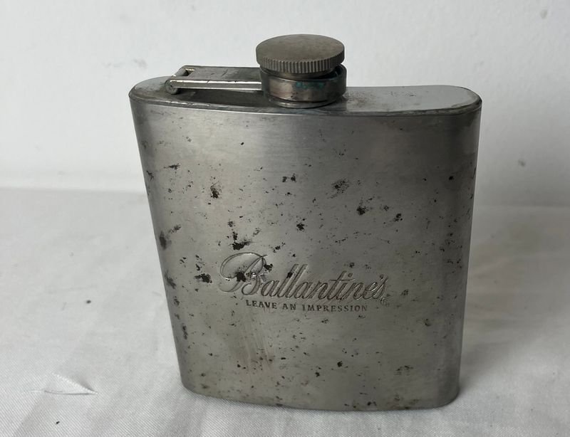 Petaca de plata con detalles en español - imagen 2