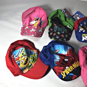 Lote de 35 Piezas: Gorros Infantiles y Pares de Medias - imagen 6
