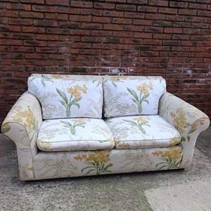 Lote anterior: Sillón de 2 cuerpos tapizado en tela estampada floral
