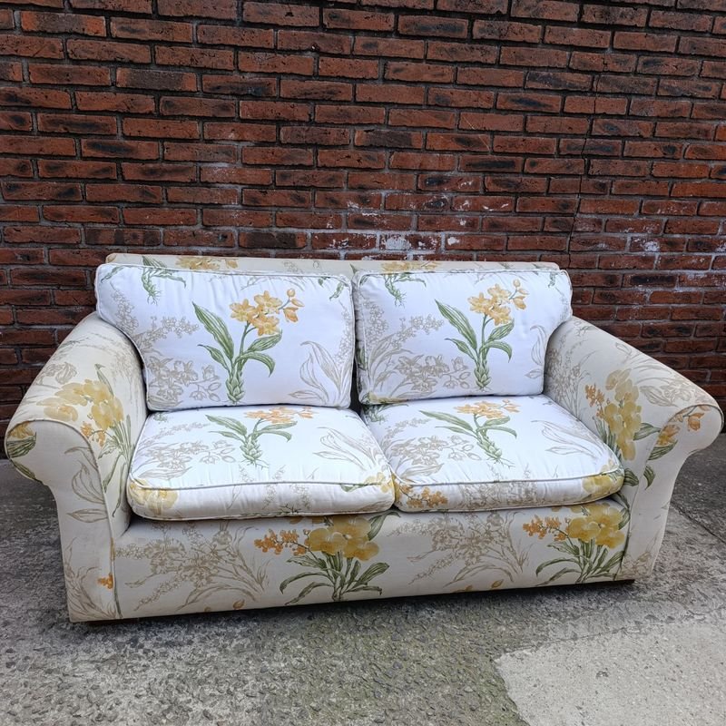Sillón de 2 cuerpos tapizado en tela estampada floral