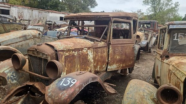 Camioneta Antigua y Chasis de Auto Clásico para Repuestos - imagen 1
