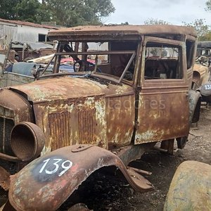 Lote anterior: Camioneta Antigua y Chasis de Auto Clásico para Repuestos