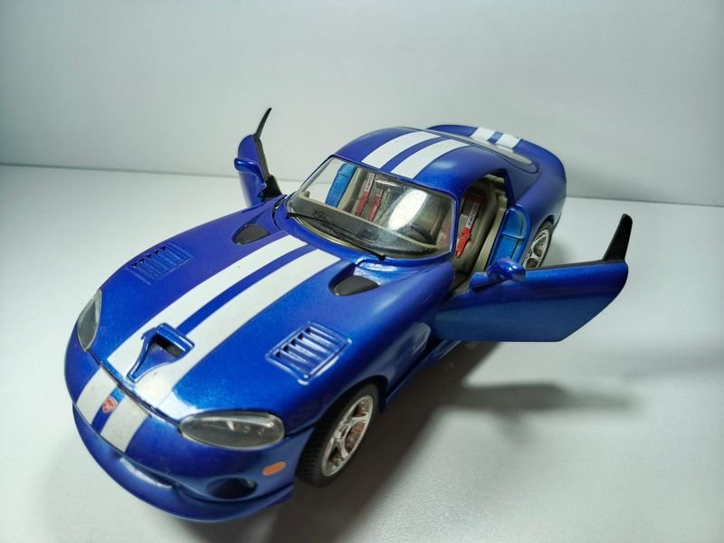 Coche de colección a escala 1/18 de la marca Burago, modelo Viper GTS - imagen 2