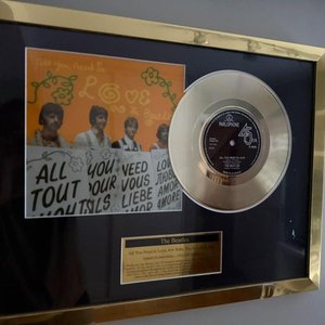 Cuadro The Beatles con Disco de Oro "All You Need Is Love" y Certificado - imagen 7