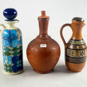 Lote anterior: Conjunto de 3 piezas de cerámica: jarras con tapón y porrón
