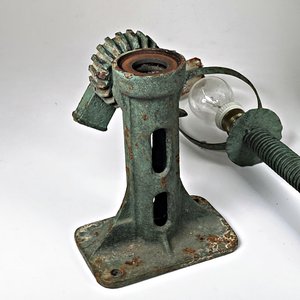 Lámpara de Hierro Artesanal Estilo Vitraux con Pantalla de Vidrio Verde y Blanco - imagen 3