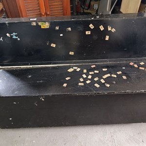 Lote siguiente: Baúl Sillón de Madera con Ruedas